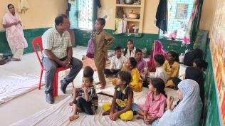 Principal Bhaiya Lal Singh takes a class at the Government Primary School in Varanasi's Saraiya. (Special Arrangement)