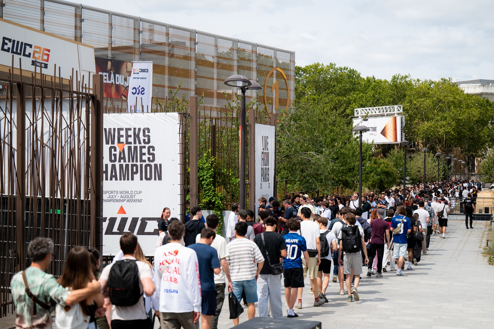 A large crowd gathered outside Paris Expo Porte de Versailles, waiting to enter the League of Legends matches as the tournament hit its peak. (Credit: EWC)
