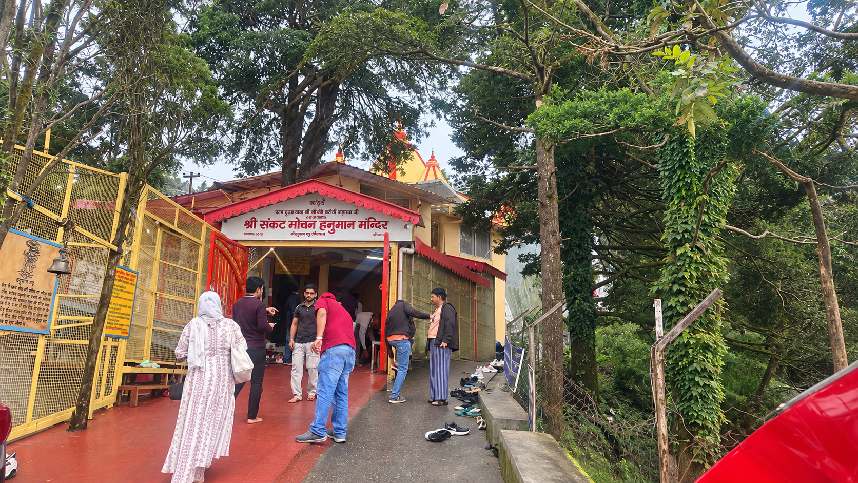 The hanuman garhi temple was where baba Neem Karoli arrived before heading to kaichi