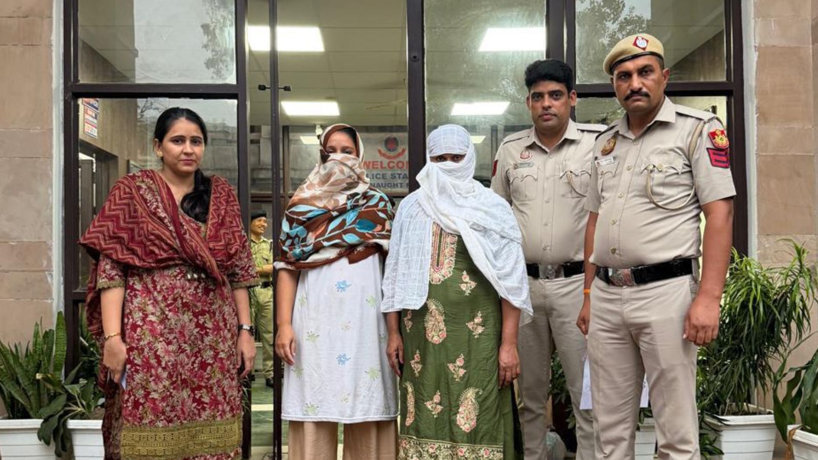 Lutyens’ Delhi shoppers were their targets. Their cover? Selling clothes Lutyens’ Delhi shoppers were their targets. Their cover? Selling clothes