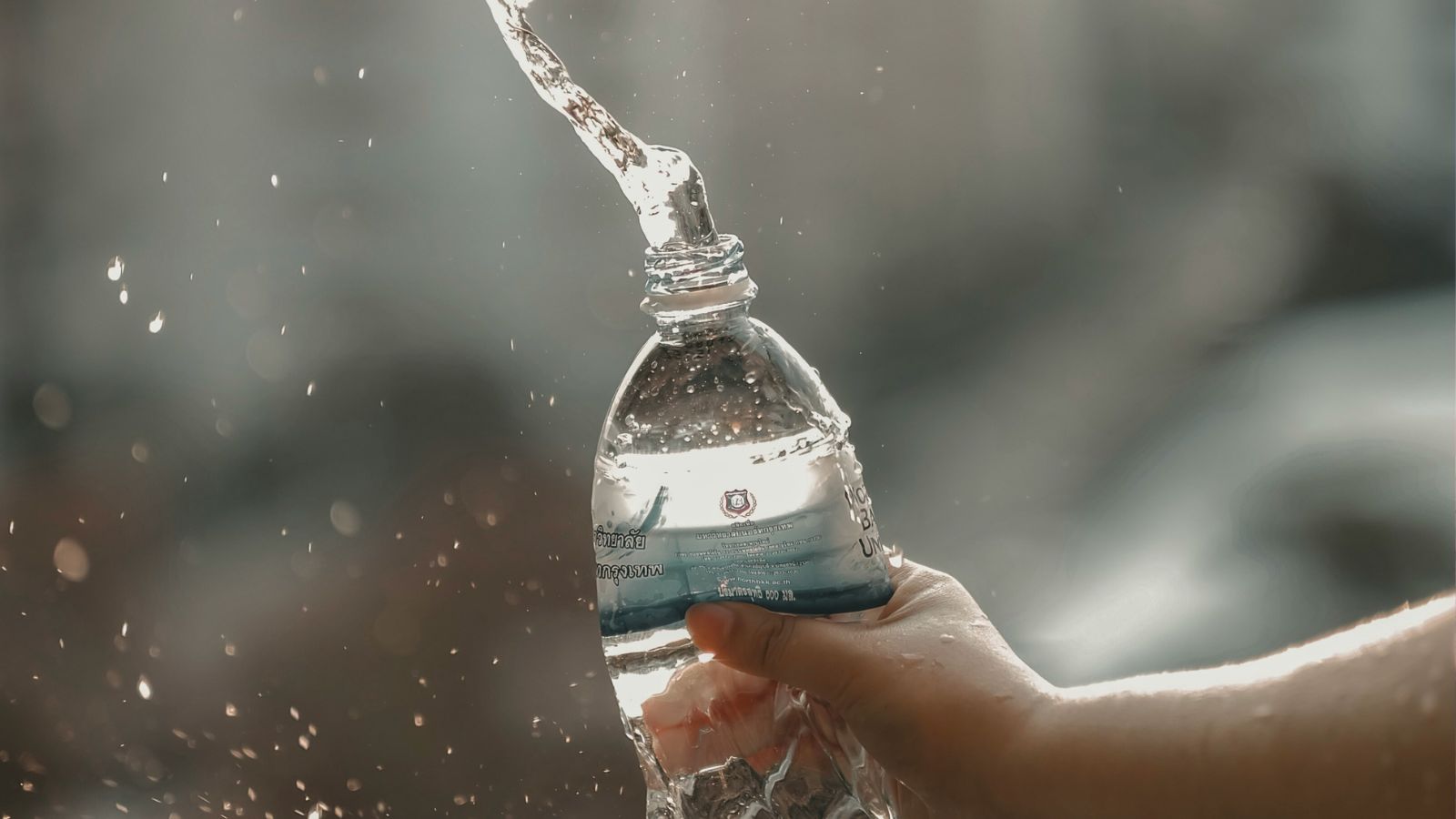 Repeatedly opening and closing a plastic bottle can release microplastic particles through friction between the cap and bottle neck.