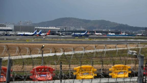 Bombay High Court demands demolitions as illegal meat shops near Mumbai's Chhatrapati Shivaji Maharaj International Airport create a severe bird strike hazard. (Express File Photo by Sankhadeep Banerjee)