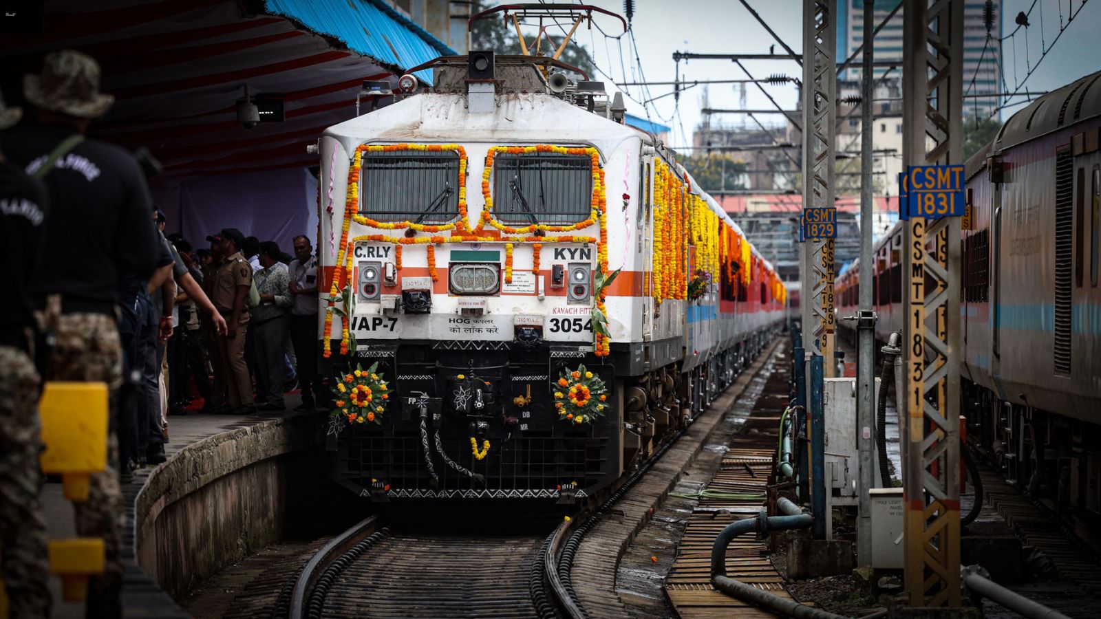Indian Railways carries 67.27 crore passengers in August: Suburban travel up 9%