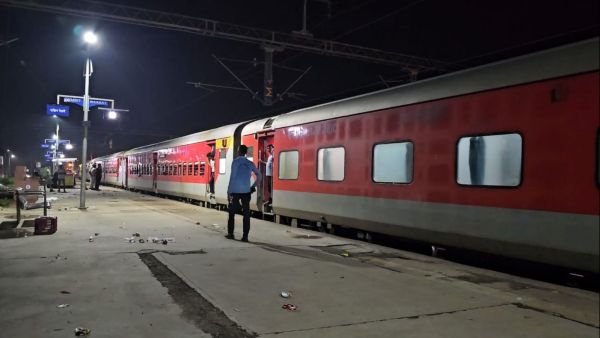 The train, travelling from Darbhanga in Bihar to Ahmedabad, has a scheduled two-minute halt at Godhra Railway Station. (Image: Special Arrangement)