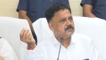 Jharkhand minister and JMM MLA Sudivya Kumar Sonu died of a heart attack late on Saturday after experiencing discomfort while sleeping at his Giridih residence.