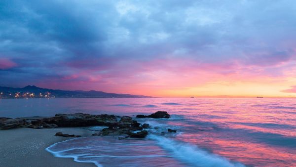 Watching a sunset and experiencing awe may help shift attention away from repetitive thoughts and everyday stress.