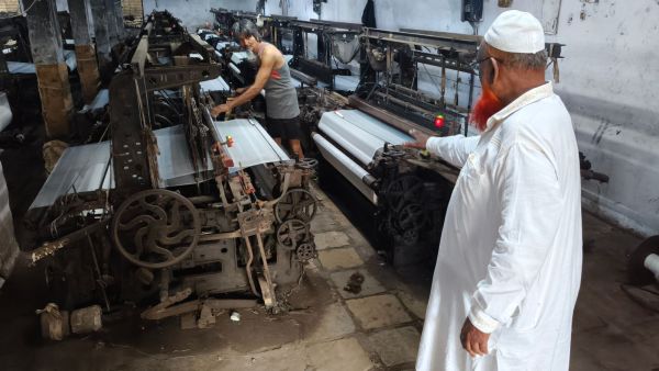 Powerloom factory lane at Udhna. (Express Photos by Hanif Malek.)