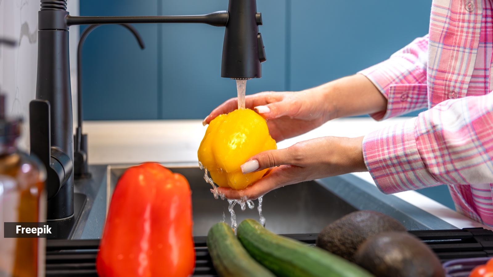 Twinkle Khanna’s Baking Soda Vegetable Wash Hack