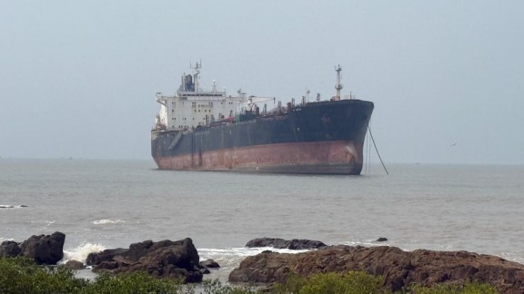 Four die in grounded ship, Four die in grounded ship during suspected theft, suspected theft in Mumbai waters, Nicaragua-flagged MT Al Jafzia, Manori Island, Mumbai news, Maharashtra news, Indian express, current affairs