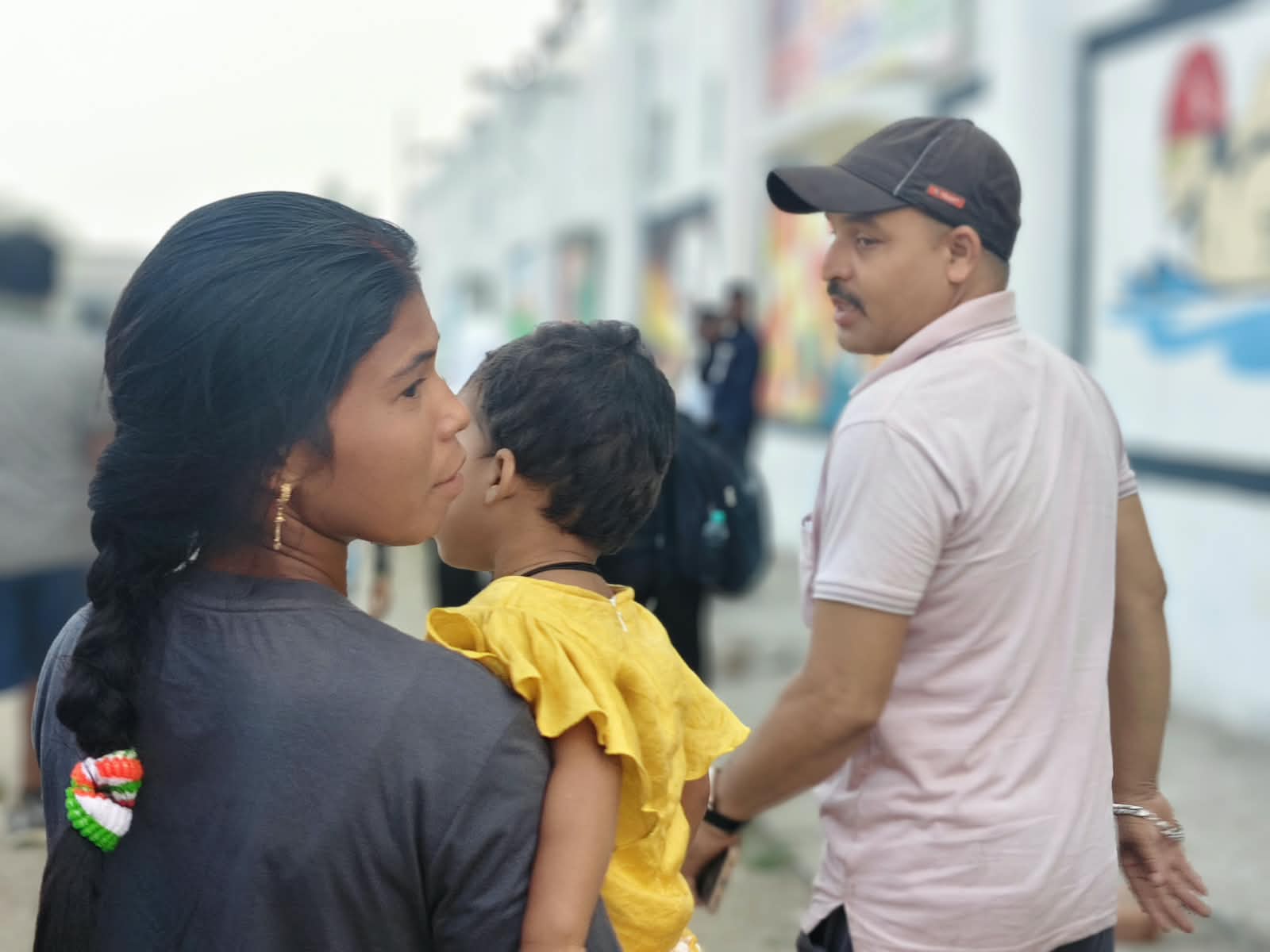 Meena Kumari with her daughter after finishing the practice run. Her husband Hiralal walks alongside them.