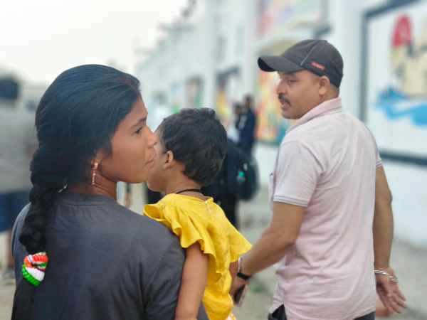 Meena Kumari with her daughter after finishing the practice run. Her husband Hiralal walks alongside them.