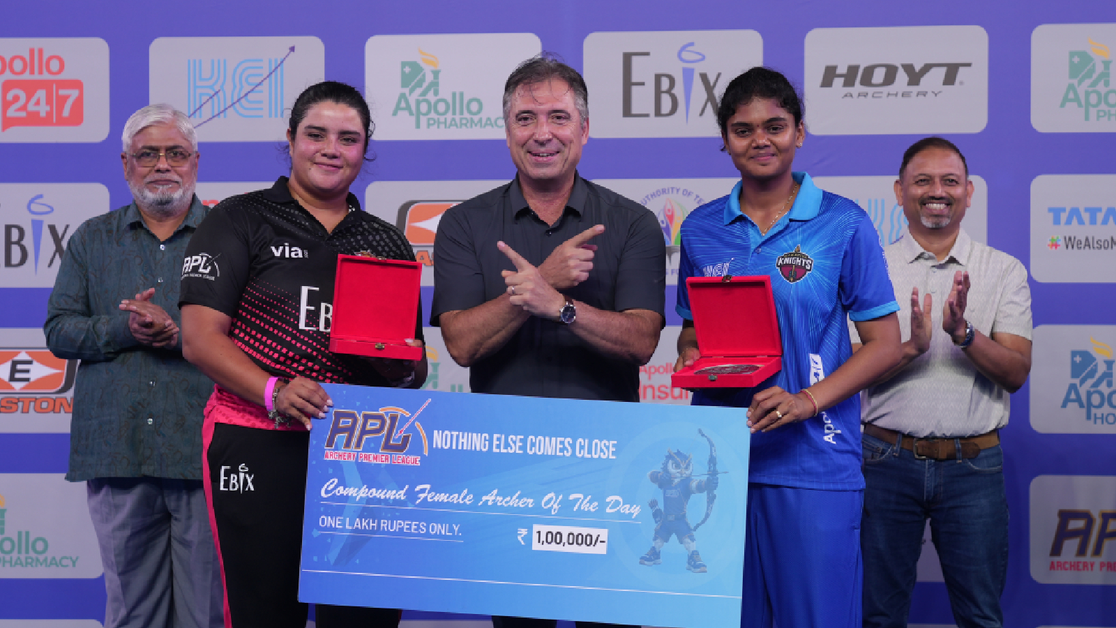 Juan Carlos Holgado, Executive Director of World Archery (centre) with India's Jyoti Surekha Vennam. (Photo: Archery Archery Premier League)