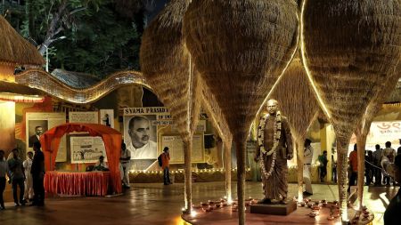 Despite the Dutch presence, the old houses participate in the region’s wider cultural fabric, celebrating Durga and Kartik Puja, absorbing foreign influences and evolving over the years.