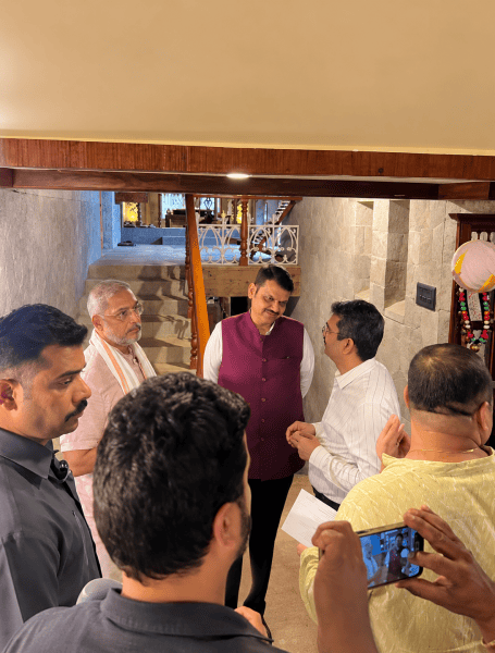 नाना पाटेकर फार्महाउस के अंदर