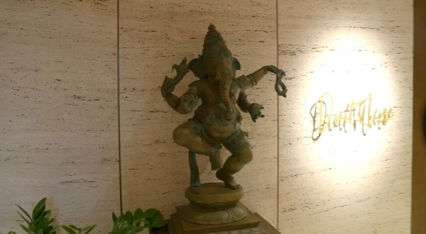 माधुरी दीक्षित के घर का प्रवेश द्वार.