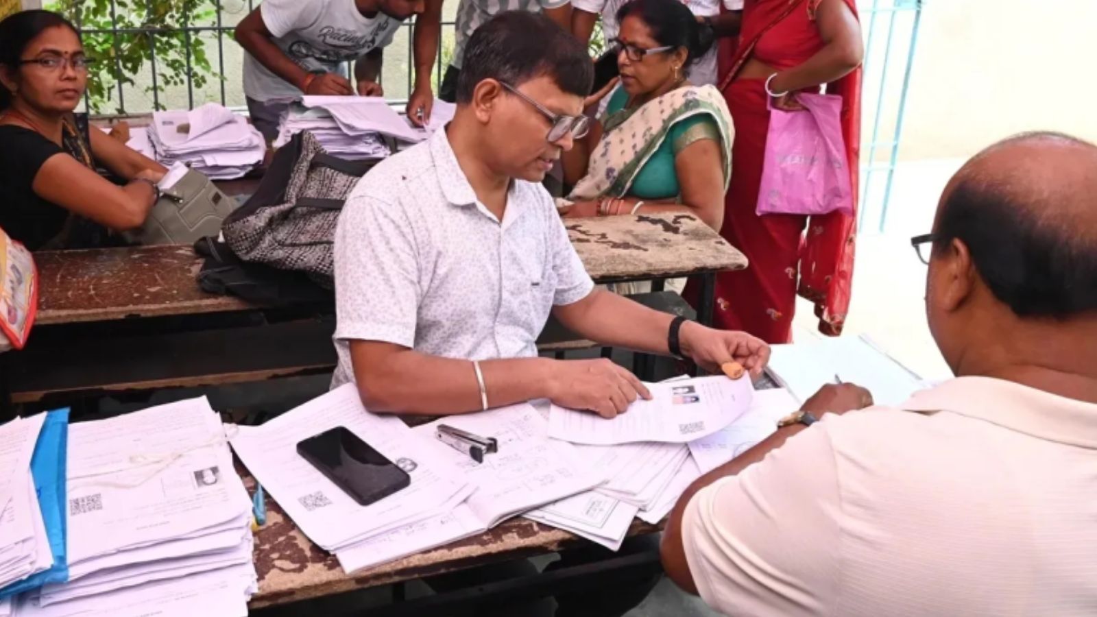 ‘Was doing my duty’: BLO who stopped bulk submission of pre-printed SIR Form 7s in Hyderabad – national ‘Was doing my duty’: BLO who stopped bulk submission of pre-printed SIR Form 7s in Hyderabad – national