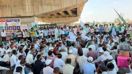 Swabhimani Shetkari Sanghatana activists and farmers led by Raju Shetti gather on Thursday under heavy police presence. (Express Photo)