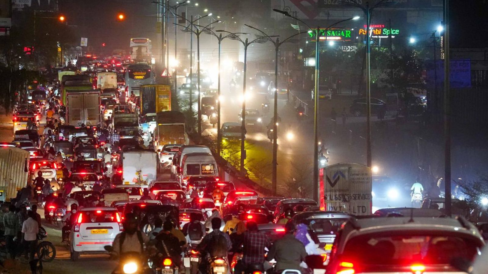 Pune Traffic Congestion Rises During Festive Season; Weekend Heavy Vehicle Restrictions Imposed