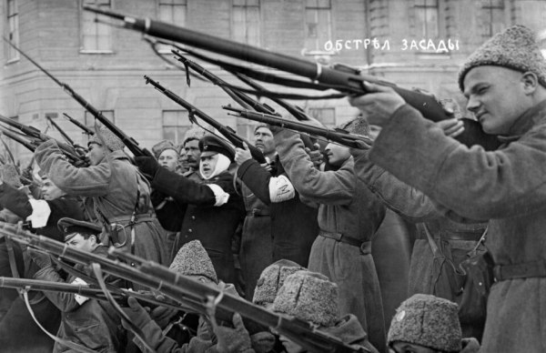 Provocators are shot by the revolutionaries in Petrograd. (Wikimedia Commons)
