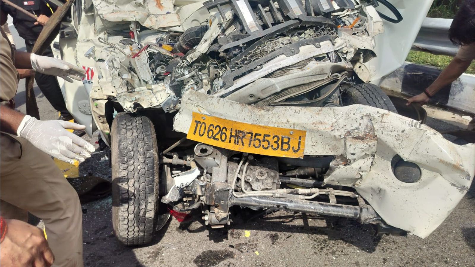 Ambulance carrying UP Army officer’s body hits truck; family members killed – national Ambulance carrying UP Army officer’s body hits truck; family members killed – national