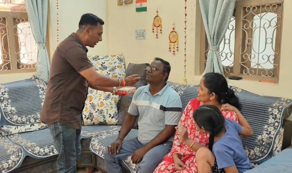Kumkum Mohod's parents Anil Manohar Mohod and Rupali Mohod celebrate the gold medal at thier home in Amravati. (Special Arrangement)