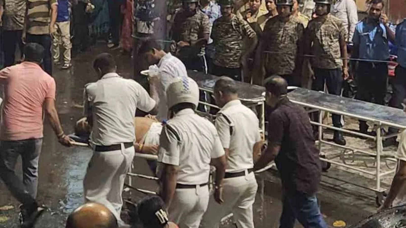 indianexpress.com - Sweety Kumari - Kolkata Durga Puja Stampede Live Updates: Loudspeaker announcement triggered stampede; organisers detained, says CM Adhikari