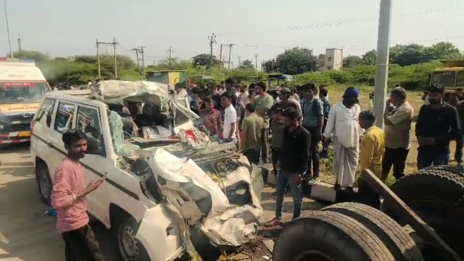 Seven Killed in SUV Collision with Parked Trailer Truck in Gujarat's Bhavnagar