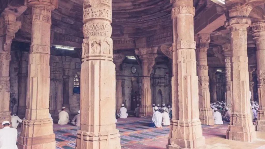 Gujarat High Court Seeks Centre’s Reply on Bharuch Mosque’s Claimed Temple Origins