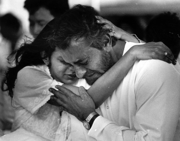 पूजा के वर्सोवा स्थित आवास पर प्रोतिमा बेदी के लिए आयोजित शोक सभा में पूजा और कबीर बेदी। समारोह में हरिप्रसाद चौरसिया एवं पंडित शिव कुमार शर्मा ने भूमिका निभाई। वसंत प्रभु द्वारा एक्सप्रेस आर्काइव फोटो