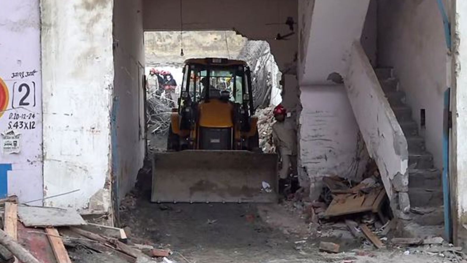 indianexpress.com - Express News Service - Portion of under-construction building collapses in North East Delhi, 2 feared trapped