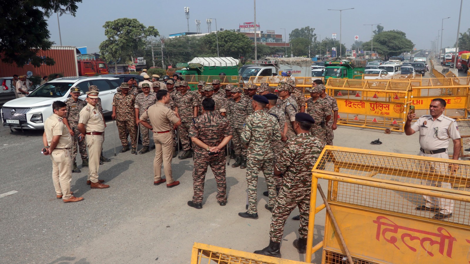 Cab cancellations, Rs. 100 e-rickshaw rides, barricades: Delhi protestors struggle to reach Jantar Mantar