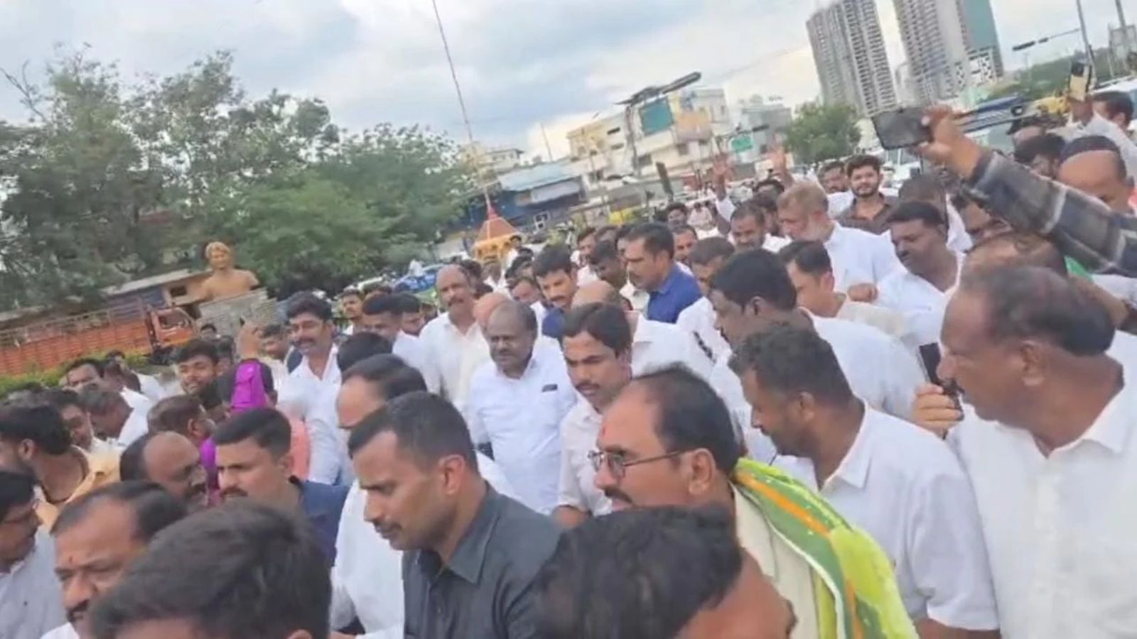 JD(S) demands SIT probe into Siddaramaiah sting video, Kumaraswamy leads protest at DGP office