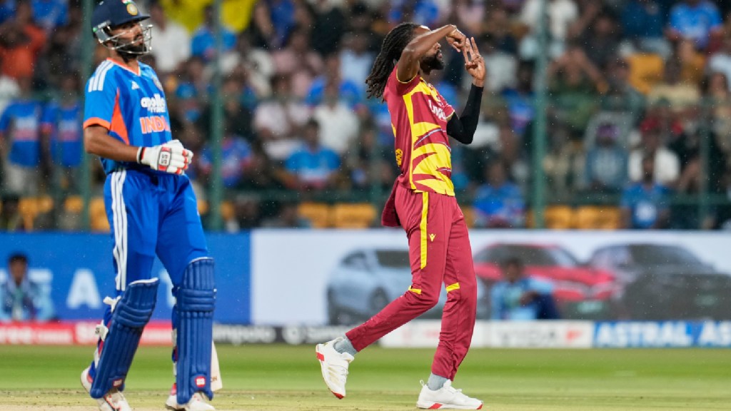 दाएं, वेस्टइंडीज के शामर स्प्रिंगर, शनिवार, 17 अक्टूबर, 2026 को बेंगलुरु, भारत में भारत और वेस्टइंडीज के बीच पांचवें टी20 क्रिकेट मैच के दौरान भारत के तिलक वर्मा के आउट होने का जश्न मनाते हुए। (एपी फोटो)
