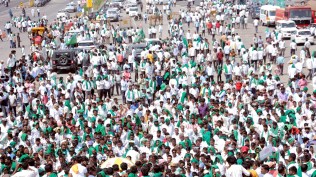 NH-48 Sugarcane farmers block highways in Karnataka, demand higher prices