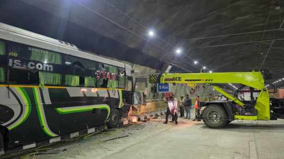 pune mumbai accident