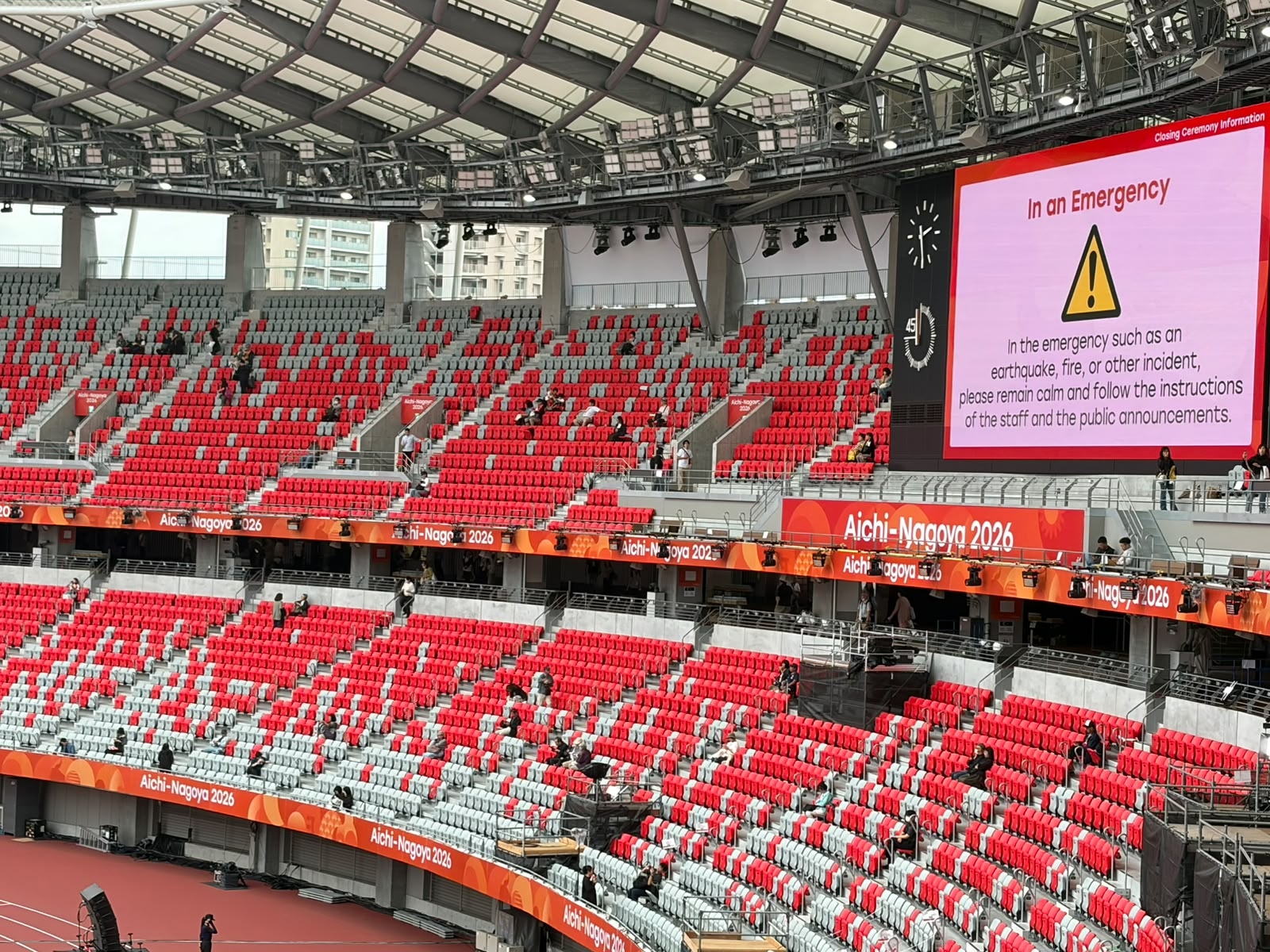 Earthquake warning signs on big screen before closing ceremony.