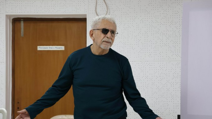Naseeruddin Shah Salman Rushdie play, Salman Rushdie stabbing, Salman Rushdie attack, Naseeruddin Shah, salman rushdie, Knife: Meditations After an Attempted Murder, Indian express news, current affairs