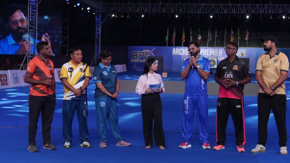 Archer Rahul Banerjee of the Kakatiya Knights (In blue jersey with the mic).