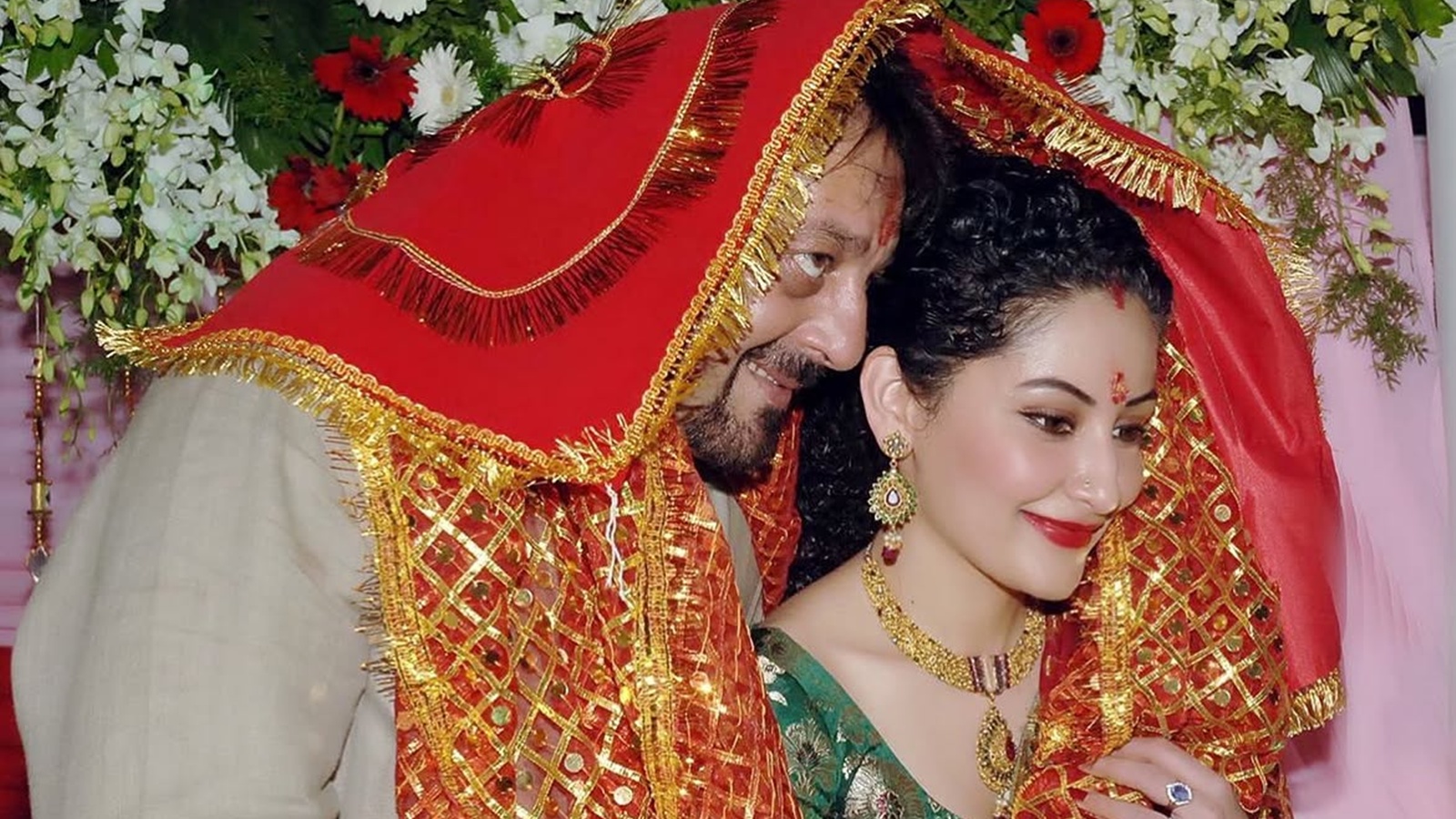 Sanjay Dutt with wife Maanayata