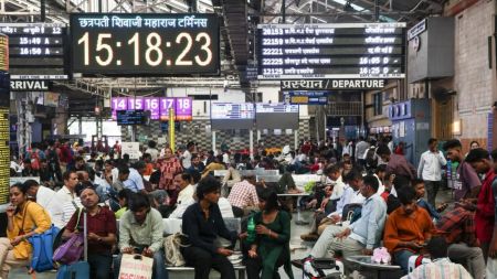 Several trains from Mumbai to Delhi have been cancelled (Express Photo by Akash Patil)